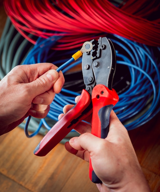 Equipamento elétrico. cabo de eletricidade e crimper.