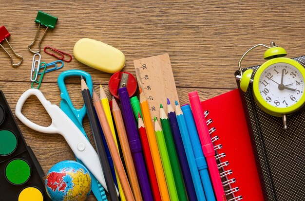 Foto equipamento escolar e de escritório fonte de papelaria colorida