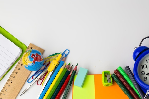 Equipamento escolar e de escritório. Fundo de papelaria colorido.