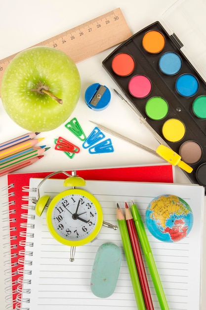 Foto equipamento escolar e de escritório. fundo de papelaria colorido.