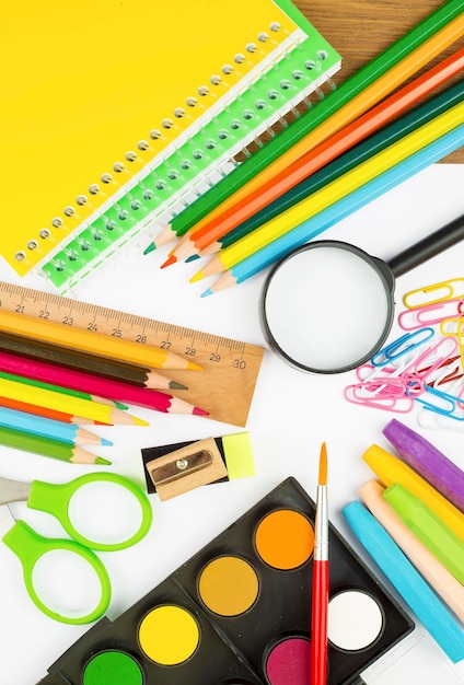 Equipamento escolar e de escritório. Materiais de papelaria coloridos.