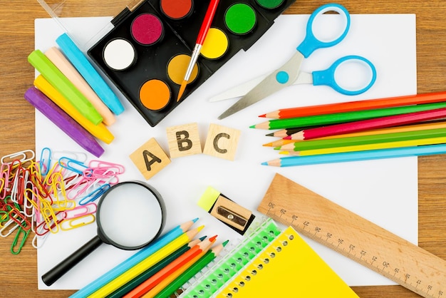 Equipamento escolar e de escritório. Materiais de papelaria coloridos.