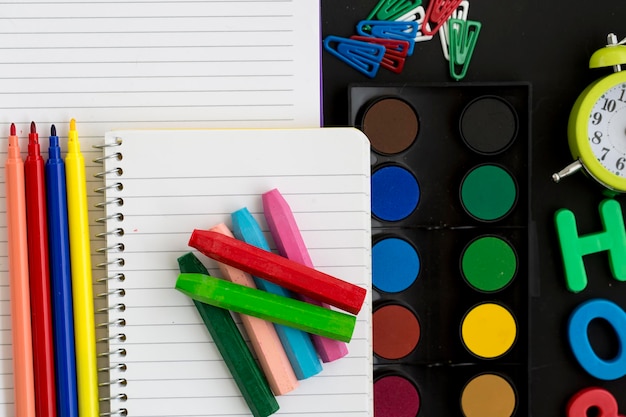 Equipamento escolar e de escritório, material de papelaria. Papelaria colorida.