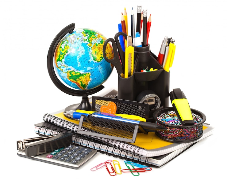 Foto equipamento escolar na mesa