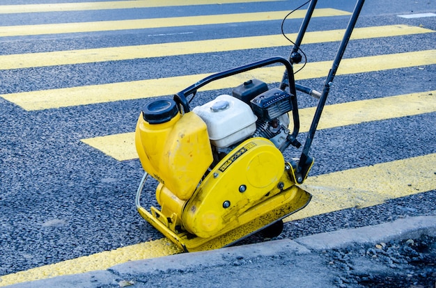 Equipamento especial para compactação de pavimentos rodoviários, colocação de lajes e pedras de pavimentação.máquina vibratória para pavimentação em estaleiro. obras rodoviárias.