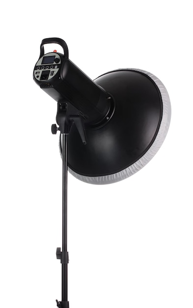 Foto equipamento flash light para estúdio fotográfico isolado em fundo branco