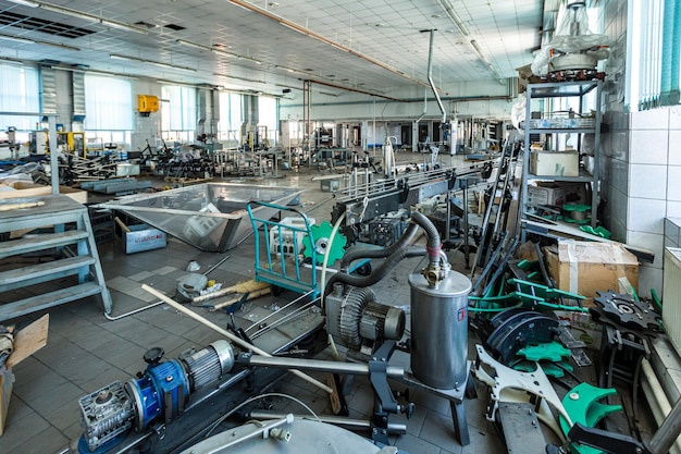 Foto equipamento industrial na oficina de uma antiga fábrica abandonada em moscou