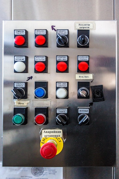 Equipamento industrial na oficina de uma antiga fábrica abandonada em Moscou