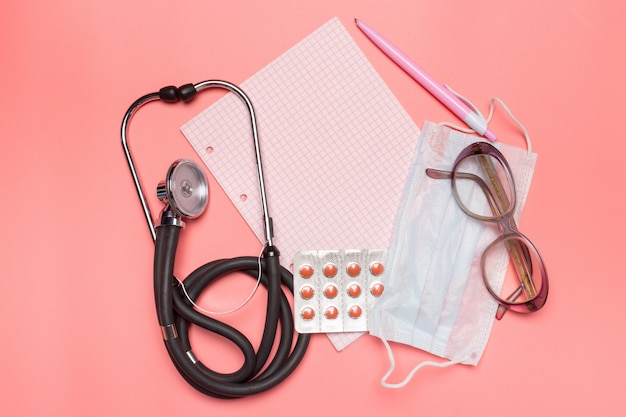Equipamento médico em pastel rosa.