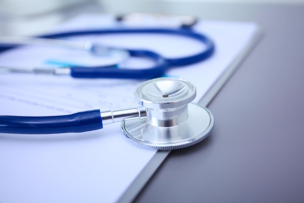 Equipamento médico estetoscópio azul e tablet em fundo branco Equipamento médico