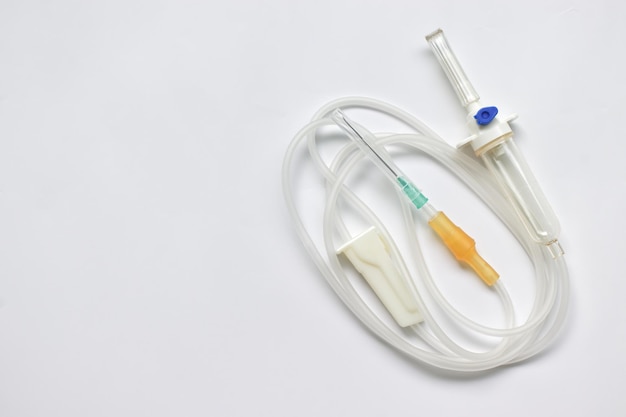Equipamento médico intravenoso em fundo branco