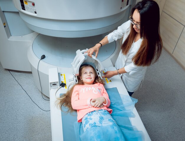 Equipamento médico. médico e paciente na sala de ressonância magnética