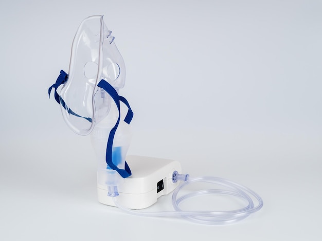 Equipamento médico para inalação com nebulizador de máscara respiratória em fundo branco Respiratório