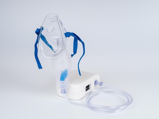 Equipamento médico para inalação com nebulizador de máscara respiratória em um fundo branco