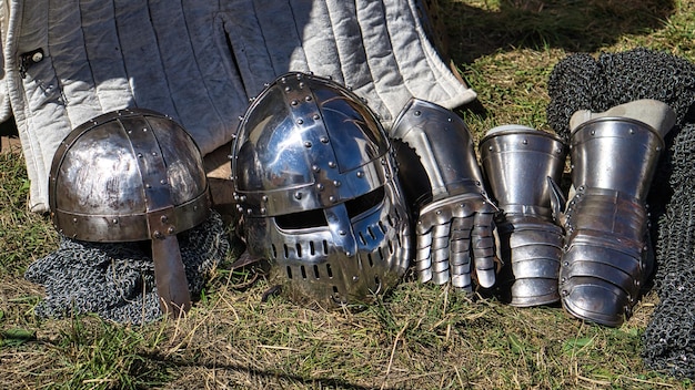 Equipamento medieval capacete luva de metal armadura Espetáculo medieval em tempos passados