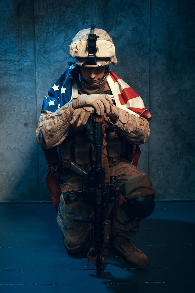 Foto equipamento militar de homem um soldado mercenário nos tempos modernos, com bandeira dos eua no estúdio