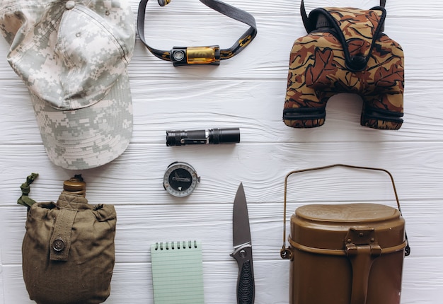 Equipamento militar em fundo de madeira