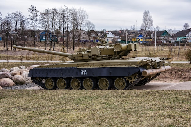Equipamento militar soviético Tanque T80BV Exposição dos soldados dos internacionalistas da cidade de Krupki Belarus