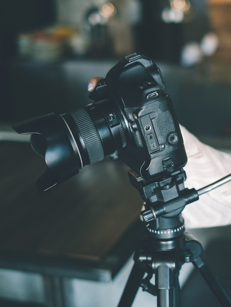 Foto equipamento moderno de filmagem de vídeo. dispositivos contemporâneos na criação de conteúdo de qualidade para vlogs ou conceito de programas de tv