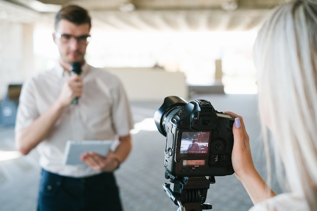 Equipamento moderno de filmagem de vídeo. dispositivos contemporâneos na criação de conteúdo de qualidade para vlogs ou conceito de programas de tv