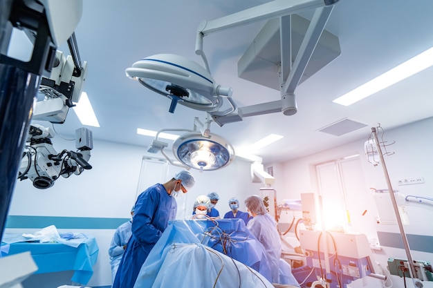 Foto equipamento moderno na sala de cirurgia. dispositivos médicos para neurocirurgia. operação em segundo plano. sala de cirurgia. foco seletivo.