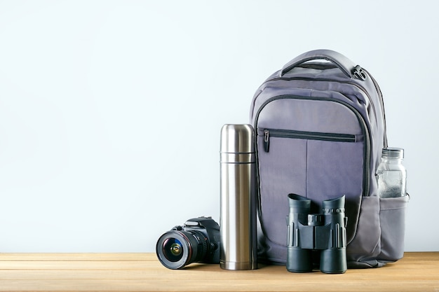 Equipamento para caminhadas na mesa de madeira com lugar para texto.