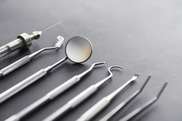 Equipamento para consultório odontológico. Instrumentos Ortopédicos. Técnico dental com ferramentas de trabalho. Ferramentas de metal do dentista.