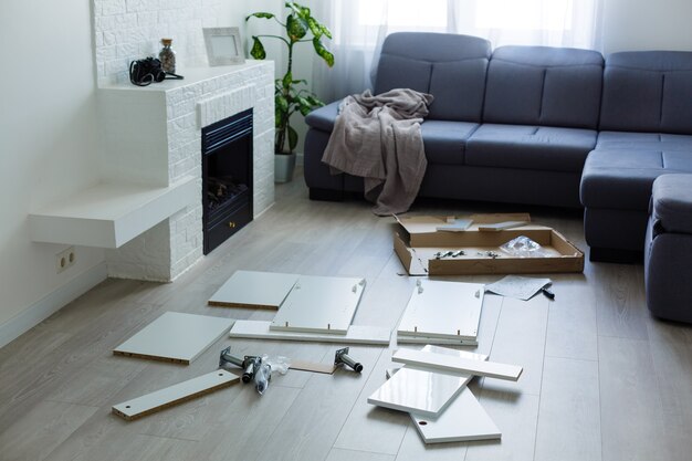 Foto equipamento para montagem de móveis em mesa de sala de estar