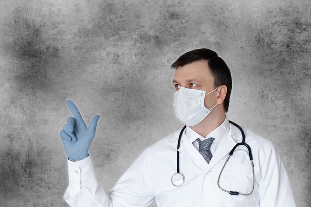 Equipamento preventivo da equipe médica contra o coronavírus. Retrato de um médico com estetoscópio na máscara.