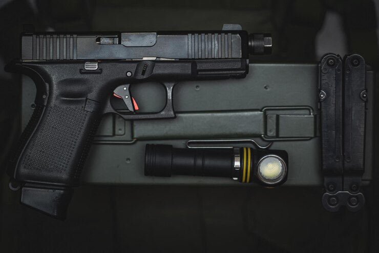 Foto equipamento tático e armas pistola com cano roscado para lanterna supressora e multi-ferramenta