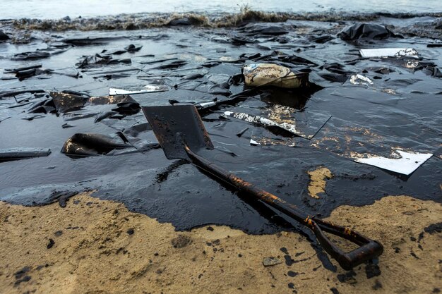 Equipamento usado para limpar o acidente de derramamento de petróleo na praia de Ao Prao, na ilha de Samet