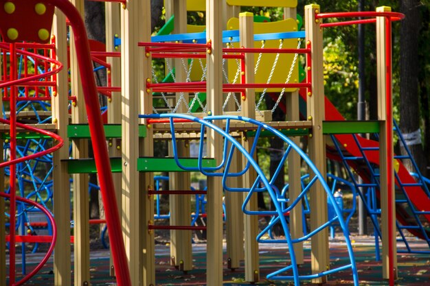 Equipamentos coloridos de playground para crianças em parque público