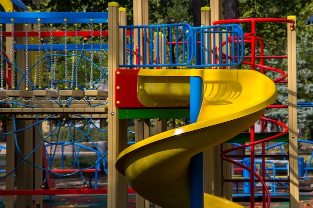 Equipamentos coloridos de playground para crianças em parque público