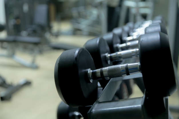 Equipamentos de ginástica na sala de fitness