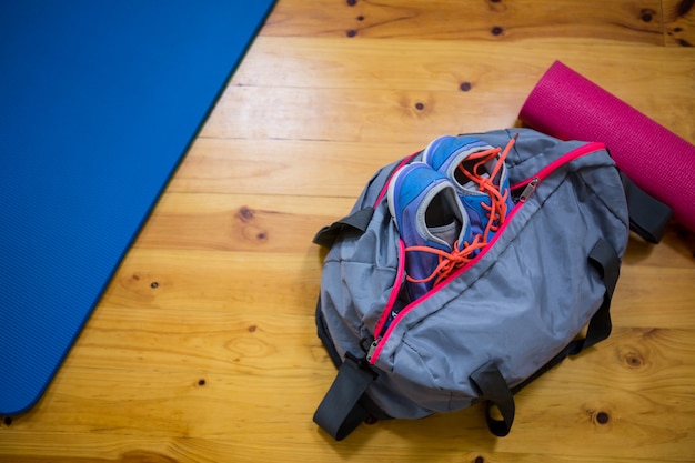 Equipamentos de ginástica no piso de madeira