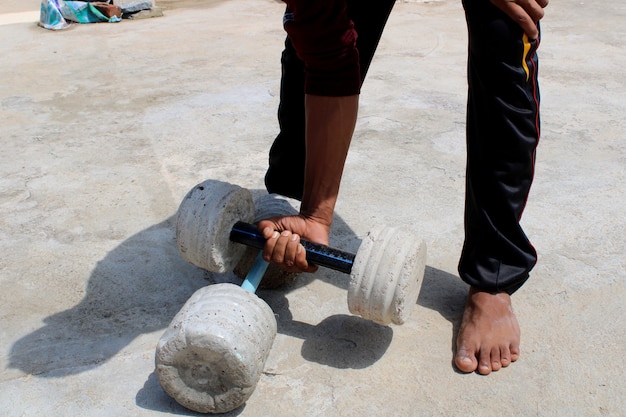 Equipamentos de ginástica para meninos da vila Halteres de bloco de cimento