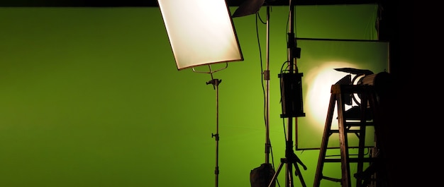 Equipamentos de luz de estúdio para vídeo de foto ou filme. Conjunto de luzes para fotografia profissional e fundo de tela. Holofote LED e Spot light para produção de vídeo. A configuração inclui softbox da porta do celeiro.