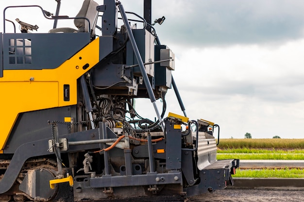 Equipamentos de pavimentação asfáltica. pavimentadora de asfalto e rolo vibratório pesado. construção de novas estradas e entroncamentos rodoviários. maquinaria industrial de construção pesada.