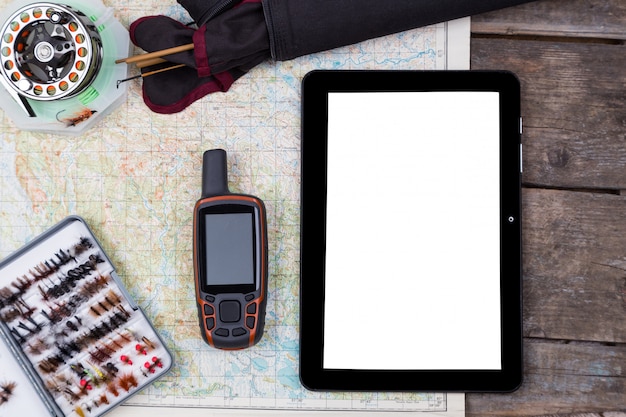 equipamentos de pesca com mosca e tablet em branco