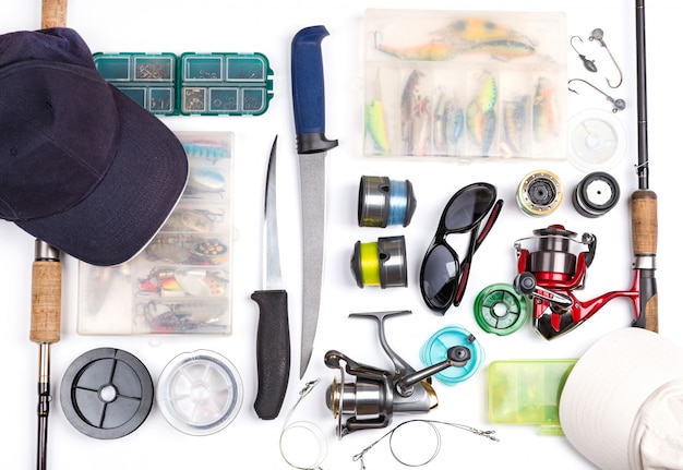 equipamentos de pesca em um fundo branco