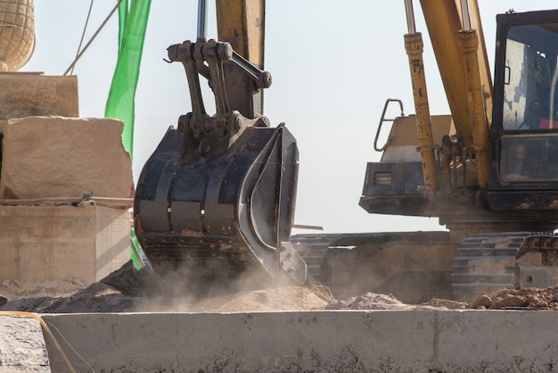 Equipamentos de produção para escavadeiras em locais de construção modernos