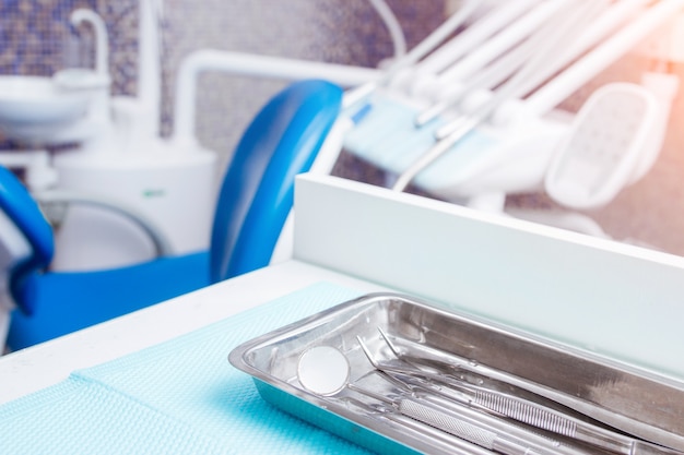 Equipamentos e instrumentos odontológicos no consultório do dentista. close-up de ferramentas