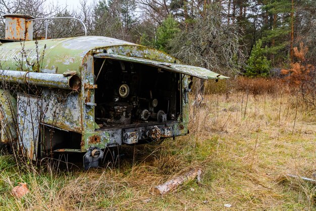 Equipamentos e máquinas abandonados na zona de exclusão de Chernobyl Ucrânia