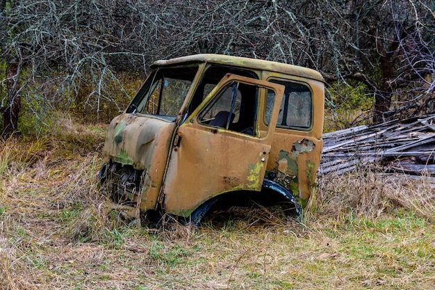 Equipamentos e máquinas abandonados na zona de exclusão de Chernobyl Ucrânia