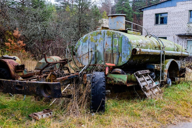 Equipamentos e máquinas abandonados na zona de exclusão de Chernobyl Ucrânia