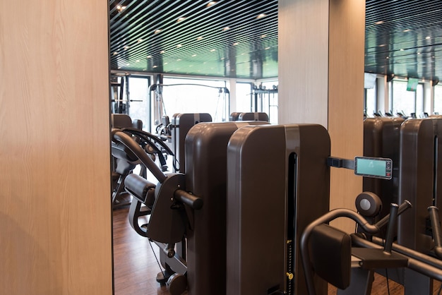 Equipamentos e máquinas na sala de ginástica moderna Fitness Center
