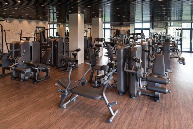 Equipamentos e máquinas na sala de ginástica moderna Fitness Center