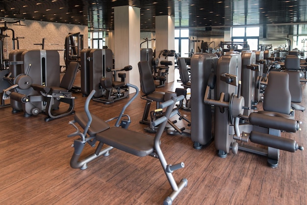 Equipamentos e máquinas na sala de ginástica moderna Fitness Center