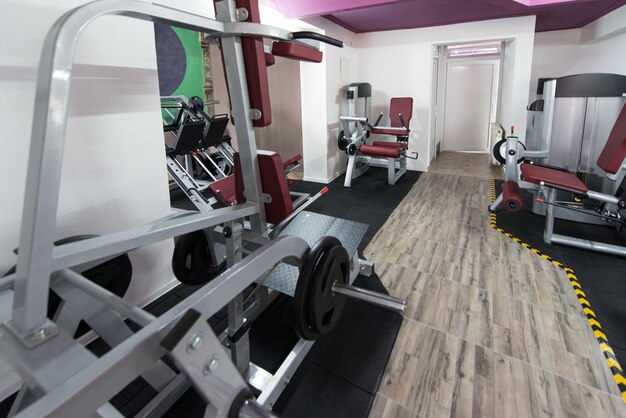 Equipamentos e máquinas no moderno ginásio sala de fitness