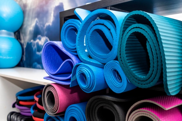 Equipamentos esportivos Tapetes de ioga de diferentes cores e tamanhos
